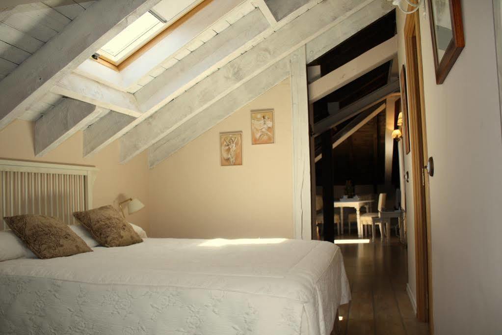 El Horreo Apartment Miraflores de la Sierra Bagian luar foto